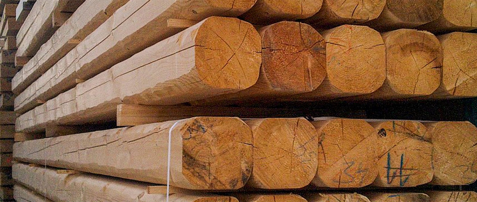 Travi uso Fiume travi massiccie con smussatura spigoli Antico Legno Travi uso Fiume travi massiccie con smussatura spigoli Antico Legno