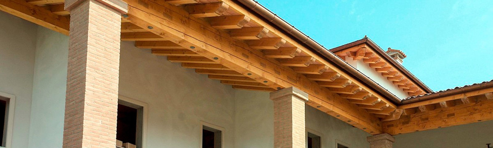 Copertura in travi massiccie di abete piallate con tavelle Copertura in travi massiccie di abete piallate con tavelle